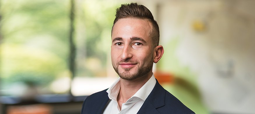 prom_nl's tweet photo. Per 1 juli is Prometheus Informatics een #accountmanager rijker: Alexis Saridakis. Alexis: "Mijn kracht ligt in het kunnen communiceren en samenwerken met alle lagen binnen een organisatie.  Daar haal ik energie uit.” https://t.co/cgEncP4kBG https://t.co/jrklY2mpQ7