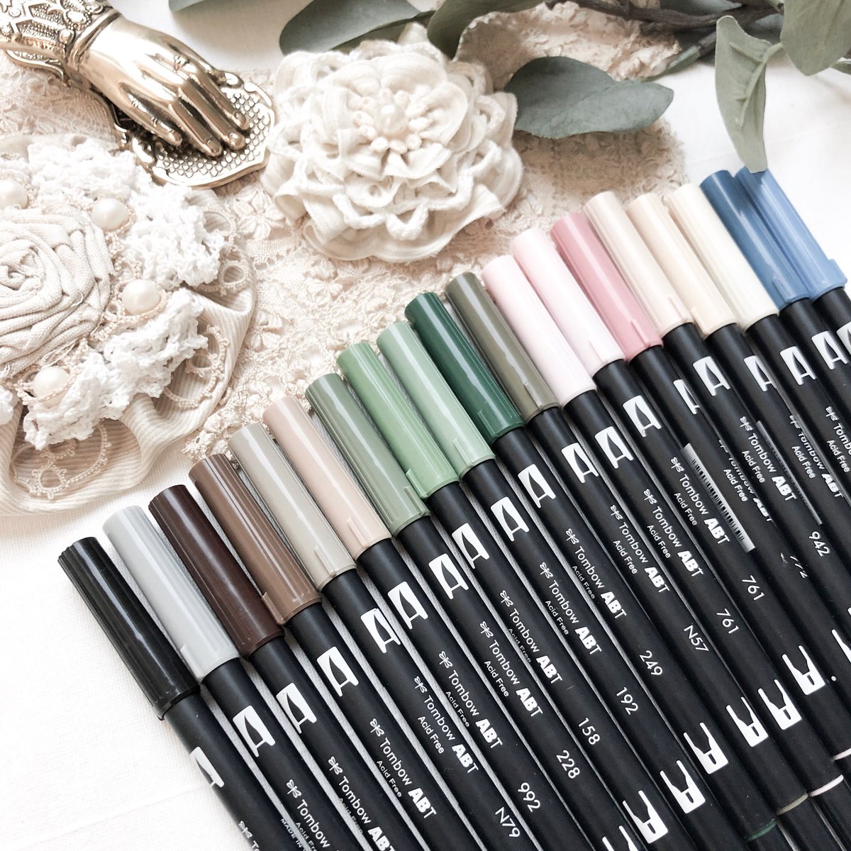 mllelaulii's tweet photo. { t o m b o w }
What about a #happypensday ? 🎉 Here are my favourites made by @tombowusa that I really use for everything. Planning, Snailmailing, Journaling. ♥️ Show me your favourites! • #tombow #tombowdualbrushpens #pens #pen #stationery #vintage #shabbychic https://t.co/26cfBO1XGa