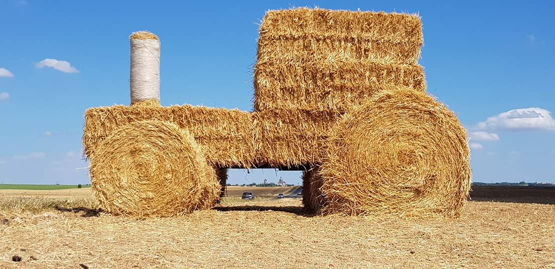 Le beau tracteur de #paille sur la D619 à l'entrée de #Provins, annonce la prochaine #Fête de la #Moisson :-)
Merci aux auteurs ! A partager sans modération :-)