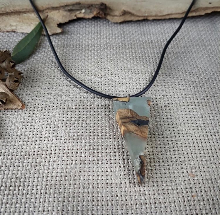 Ahşap &amp; mavi 
Mavi bir renk değil mavi huydur bende...
El yapımı takı, ev eşyaları, bira bardakları, şarap kadehleri için #ağaçkakanatölye
İletişim : 05057360512
instagram.com/agackakan_atol…