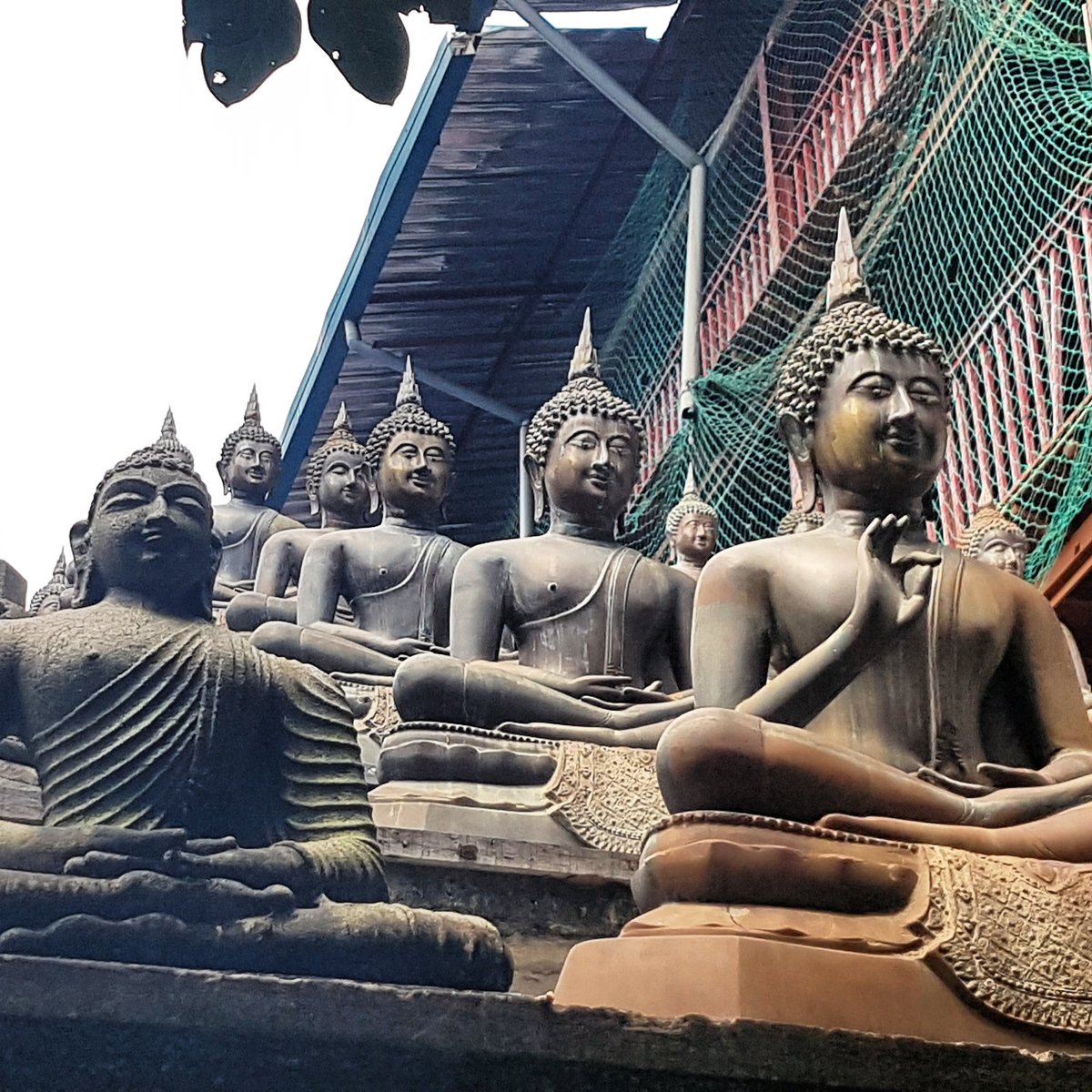 LankaTourDriver's tweet photo. #gangaramaya #temple #colombo #buddah #budism #lankatourdriver #roundtour #city #tour #Trip #holiday https://t.co/rkbBq8IkjK https://t.co/3dD5ve5TGL