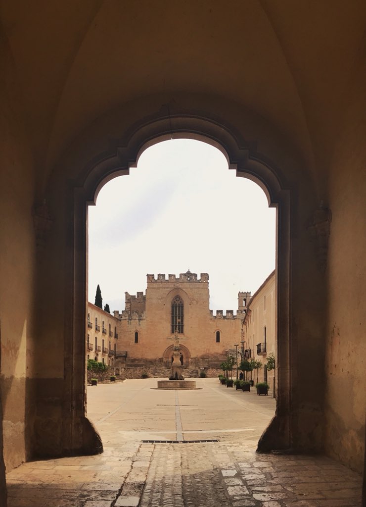 rosamarigabriel's tweet photo. Buscant l’ombra a #SantesCreus BON DIA..!!!⛪️⛪️ #AltCamp #MonestirdeSantesCreus #Tarragona #igersTGN #CostaDaurada #jjcommunity  #patrimonicultural #patrimoni #quebonicaescatalunya #poblaciones_de_catalunya  #larutadelcister  @larutadelcister @patrimonigencat https://t.co/fyKOciiNww