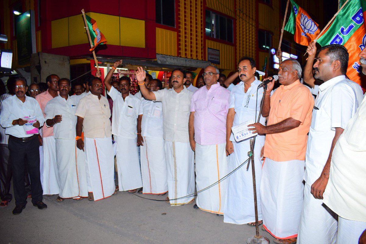 bjp_theni's tweet photo. வணக்கம்!

(28-07-2018) அன்று மாலை தேனி மாவட்ட போடி சட்டமன்றத் தொகுதியில் சொத்துவரி உயர்வை கண்டித்து ஆர்பாட்டம் நடைபெற்றது. இந்த நிகழ்ச்சியில் மாநில நிர்வாகிகள், மாவட்ட நிர்வாகிகள் மற்றும் பொது மக்கள் கலந்து கொண்டனர். https://t.co/vnBTIrfNU4