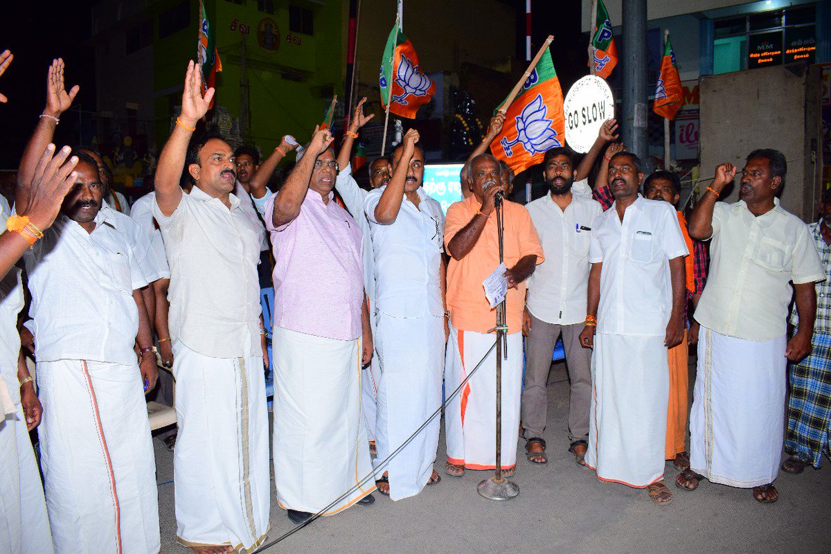 bjp_theni's tweet photo. வணக்கம்!

(28-07-2018) அன்று மாலை தேனி மாவட்ட போடி சட்டமன்றத் தொகுதியில் சொத்துவரி உயர்வை கண்டித்து ஆர்பாட்டம் நடைபெற்றது. இந்த நிகழ்ச்சியில் மாநில நிர்வாகிகள், மாவட்ட நிர்வாகிகள் மற்றும் பொது மக்கள் கலந்து கொண்டனர். https://t.co/vnBTIrfNU4