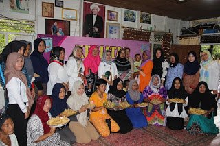 banjarkab's tweet photo. Life Skill bagi Kaum Perempuan di Desa Surian Hanyar

Dalam rangka meningkatkan kualitas perempuan dimasyarakat untuk membantu memperkuat serta meningkatkan perekonomian keluarga Dinas Pengendalian Penduduk Keluarga Berencana Pemberdayaan Perempuan dan Perlindungan Anak (DP2K... https://t.co/R5TWQ4kPcw