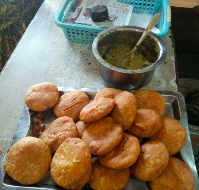 StreetsThatTalk's tweet photo. #TSIndore #Indorediaries
When in #Indore, grab this delicious Aloo Kachoris served with green chilli chutney. We bet you can't stop as one!
At: Anand Alu Ki Kachori Lal Balti Wali, Rajendra Nagar, #Indore
.
All pics via Zomato & Indorerocks https://t.co/DYutsF20fz