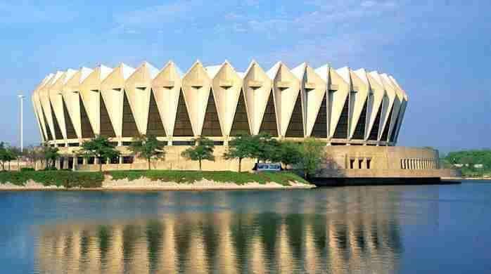 EPNashvilleFans's tweet photo. July 31, 1976: Elvis performed at the Hampton Coliseum in Hampton Roads, Virginia at 8:30p.m. to  a  crowd of 11,000. Elvis wore the White Egyptian Bird jumpsuit. https://t.co/cJTufG8N2l
