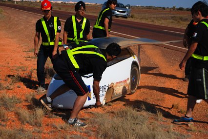 ScientificGems's tweet photo. Remembering #solarcar history from the #BWSC2017 World Solar Challenge last year: Kogakuin roll their car, and spend a frantic fortnight repairing it, going on to finish 7th. Japanese story at https://t.co/FrXhalQcQy and subtitled Facebook video at https://t.co/zWRVaQz3bb https://t.co/SU2nSGGidS
