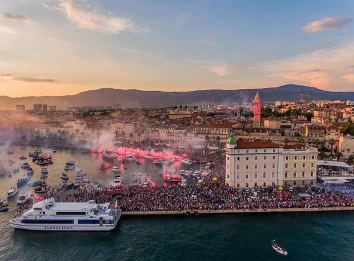 DubrovnikTimes's tweet photo. #Croatia pays respects to Oliver Dragojevic
https://t.co/BRSqavQapa #split #oilver https://t.co/UF7Q0TuDTp