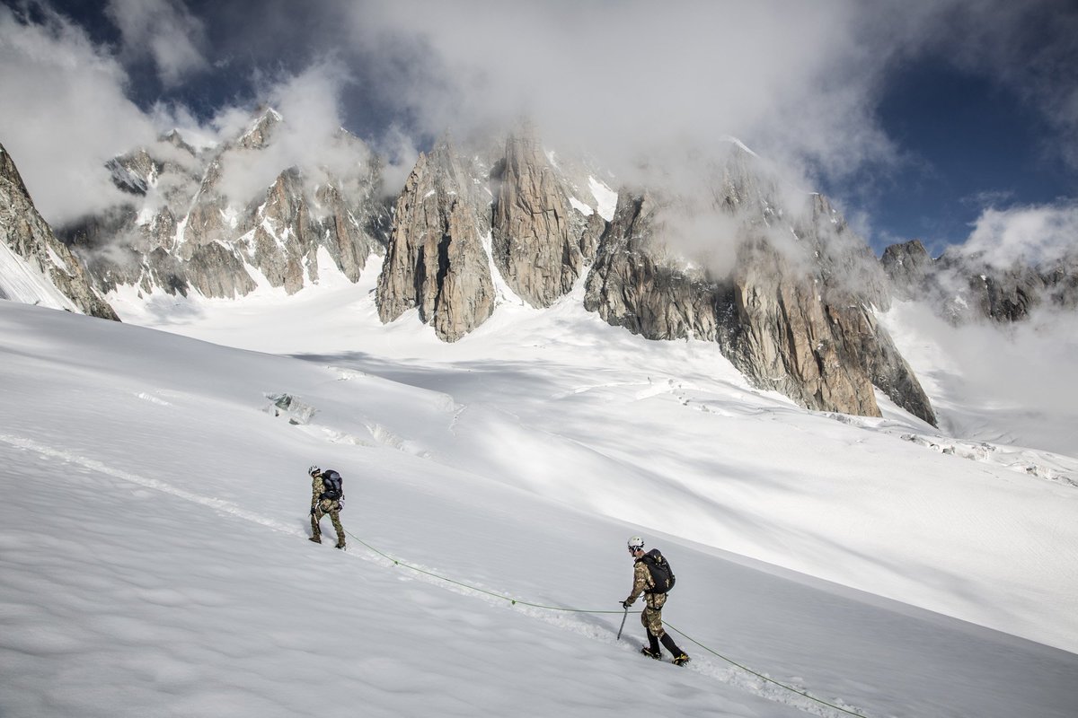CENTROADDALP's tweet photo. Immagini a cui non serve aggiungere altro! 10°Corso Qualificativo di Alpinismo svolto dal #CentroAddestramentoAlpinodiAosta #nonbastalapassione #professionistidellamontagna https://t.co/F6rIX2lZLv https://t.co/6GE1gVGPVE