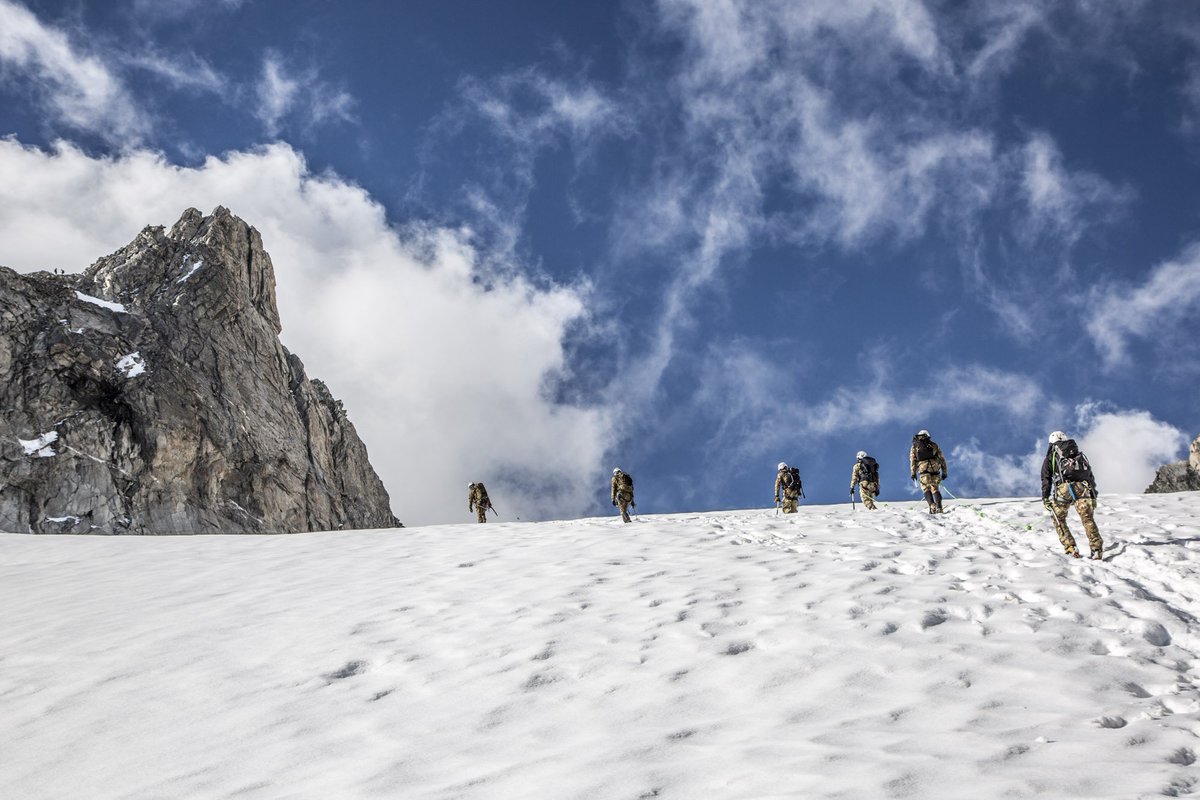 CENTROADDALP's tweet photo. Immagini a cui non serve aggiungere altro! 10°Corso Qualificativo di Alpinismo svolto dal #CentroAddestramentoAlpinodiAosta #nonbastalapassione #professionistidellamontagna https://t.co/F6rIX2lZLv https://t.co/6GE1gVGPVE