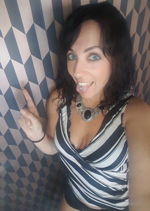 ⁉Chez qui suis-je ⁉ Une d&eacute;diboobs &agrave; celui qui trouve qui #RT et qui #Like ce post ! https://t.co/2aQ<a href="/tag/like"class="tags"><span>#like</span></a><a href="/tag/rt"class="tags"><span>#rt</span></a>