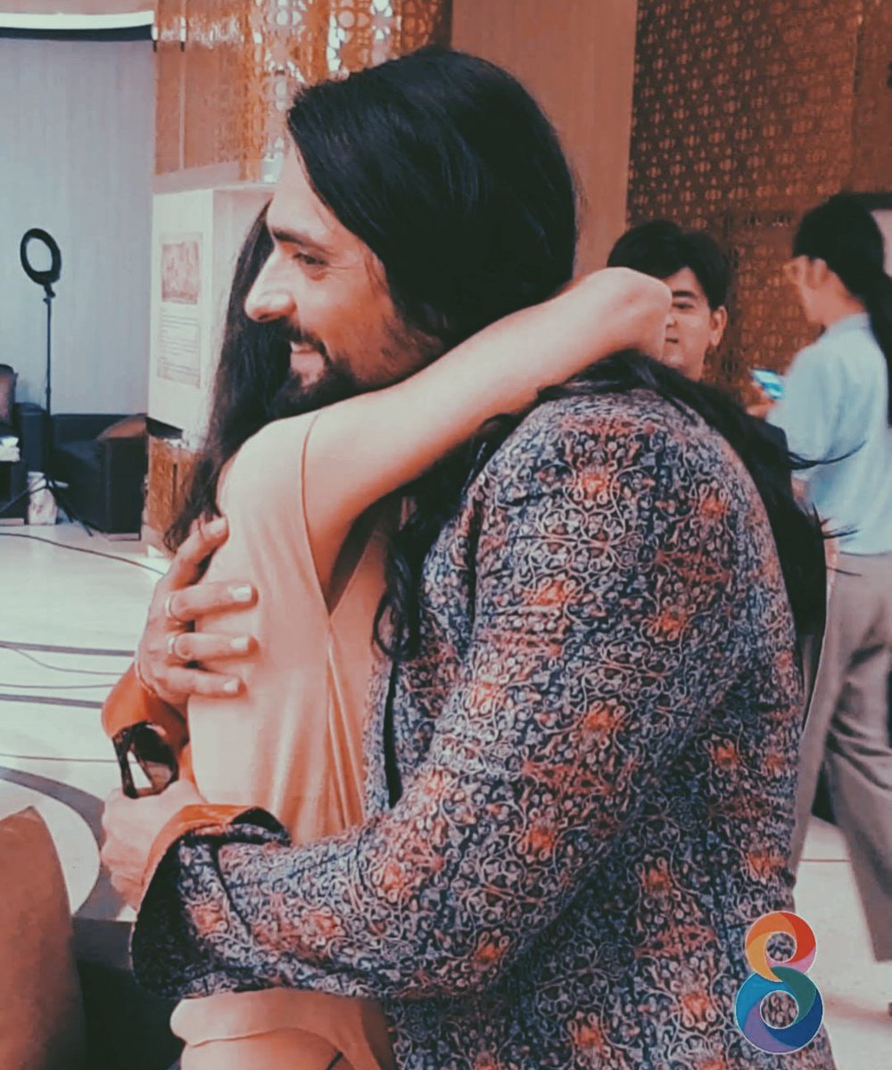 yqxslays's tweet photo. All I was expecting were some pictures of Sanaya and Ashish during meet and greet clicked from one angle or the other. 

BUT THIS IS WHAT I GET TO SEE INSTEAD!

MY HEART CAN NOT DEAL 😲😭❤

#SanayaInThailand #SanayaIrani #AshishInThailand #Sanish https://t.co/FmySNeqrJ6