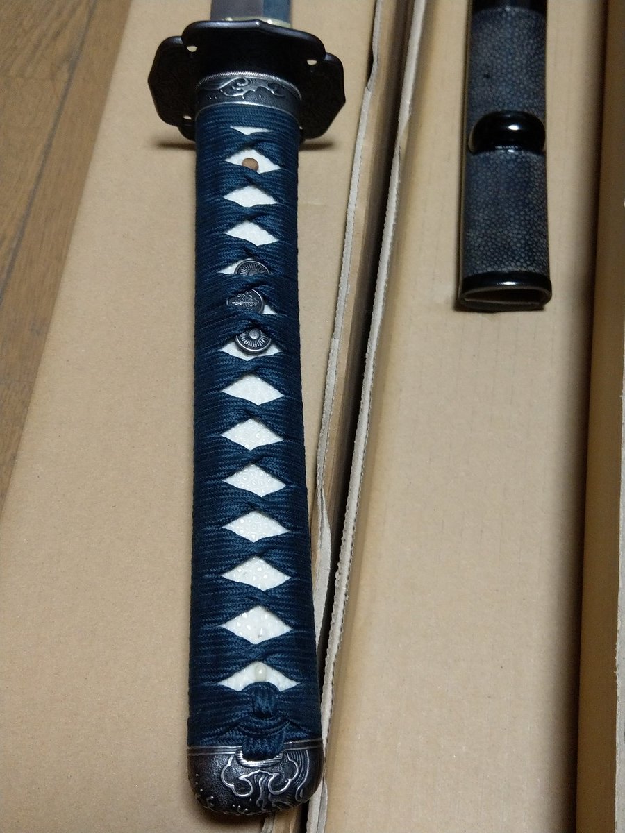 WhnMoon's tweet photo. 拵え依頼出してた刀が届いたー！
待ってた！よく戻ってきてくれた！

刀は塚本小太郎作。師の塚本起正と同様早くに亡くなられた為、作刀数が少ない。
白鷺城から出た古釘を混ぜた鋼で鍛えた刀だそう。
半太刀拵えが好きなのでできる限り近づけた刀装具にした。
#愛刀を晒すとフォローやRTが来るらしい https://t.co/72SOW1yUhu