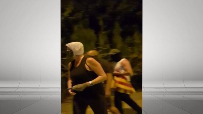 3CatInfo's tweet photo. Un grup d'encaputxats despenja estelades a #Verges i amenaça els veïns
https://t.co/Y7kdQqQ1EZ https://t.co/YywVwxzSQY