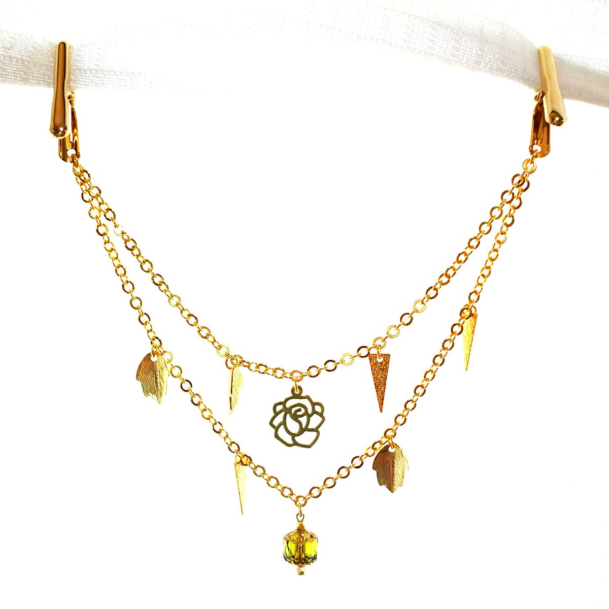 くろは Twitterissa 英モチーフの シャツやブラウスの襟に着ける チェーン付きカラークリップです 金属アレルギーの方やペンダントが 苦手な人にも華やかな胸元を 私も金属アレルギーでペンダントが苦手 ヘタクラ手芸部 てか このアクセサリーもうちょっと