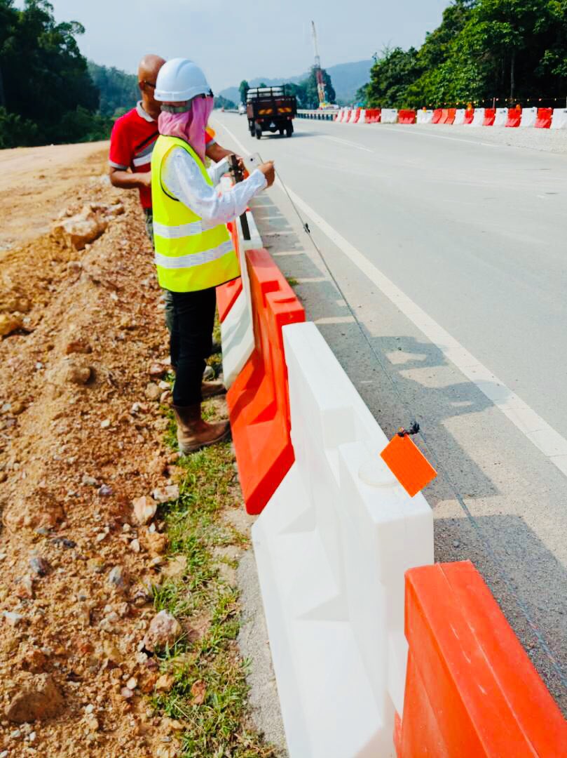UPKZonTimur2's tweet photo. Audit Pembinaan Bil.7 telah dilaksanakan ditapak Projek Menaiktaraf Jln Persekutuan FT237, Kemaman, Terengganu oleh Pasukan Projek JKR. Semoga kerja yang dilaksanakan oleh kontraktor sentiasa memenuhi spesifikasi yang ditetapkan.@Zulakmal8 @HasmiJkr @MazmanJKR @khairoulniezam https://t.co/jQx1CgP5eV