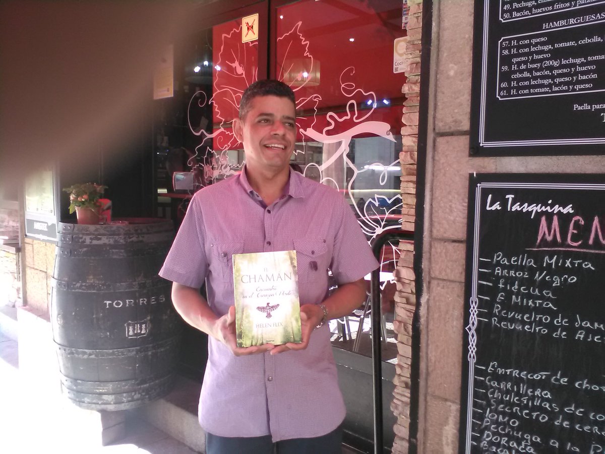 HelenFlix's tweet photo. La canicula del verano se pasa mejor con unas cervezas, frescos y unas tapitas en La Tasquita pudiendo leer El Chamán cómodamente en Segovia #ViasLiterarias de #BarriodeLetras en #Segovia https://t.co/o95cQfHN31
