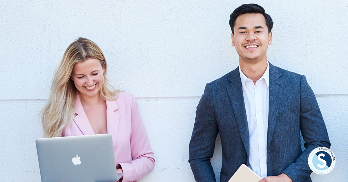 StudentworkSE's tweet image. Förberedelsen inför en arbetsintervju består av flera delar, och en av dessa delar är klädseln. Den kan ibland kännas oviktig jämfört med allt annat, men sanningen är att din klädsel berättar en hel del om dig. Läs våra bästa tips: bit.ly/2ukgsRz