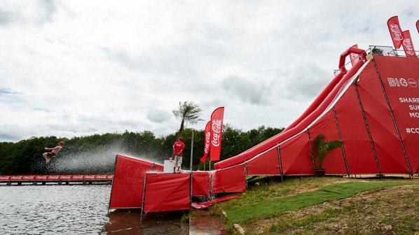 Het is volop zomer en wat is er dan leuker dan een stevige portie waterpret? Daarvoor zorgt de Coca-Cola Big Air (3,4 en 5 augustus), een waterglijbaan van maar liefst 20 meter lang! 🌞Meer info goo.gl/oZqB3x