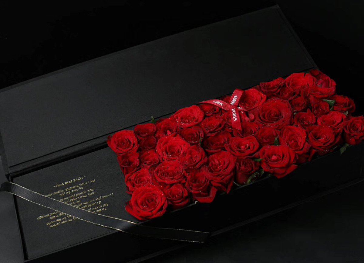 qmisslin's tweet photo. Hot red rose with box. https://t.co/LPpKKfqqU9