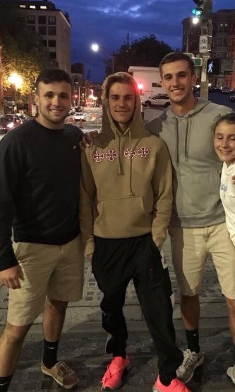 kidrxuhlshoodie's tweet photo. justin wearing clothes that actually fit him, breathe if you agree https://t.co/VH5OrLtoOi