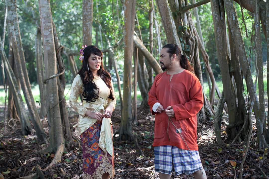 Tahukah kome filem wajib tonton tahun ini adalah Filem terbaru dari Mamat Khalid kita Hantu Kak Limah ! Selepas menjadi orang yang terawal menonton semalam abang letakkan rating filem ini 10/10. Kome kompem berdekah tak renti renti. Takde mase nak seluk seluk dalam wayang tu.