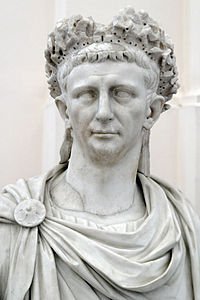 Il primo agosto del 10 a. C. nasce l'imperatore Claudio, il primo a nascere fuori dall'Italia. Fu un ottimo amministratore, conquistò la Britannia ed un instancabile legislatore. Il busto nella foto si trova al <a href="/MANNapoli/">Museo Archeologico Nazionale di Napoli</a>