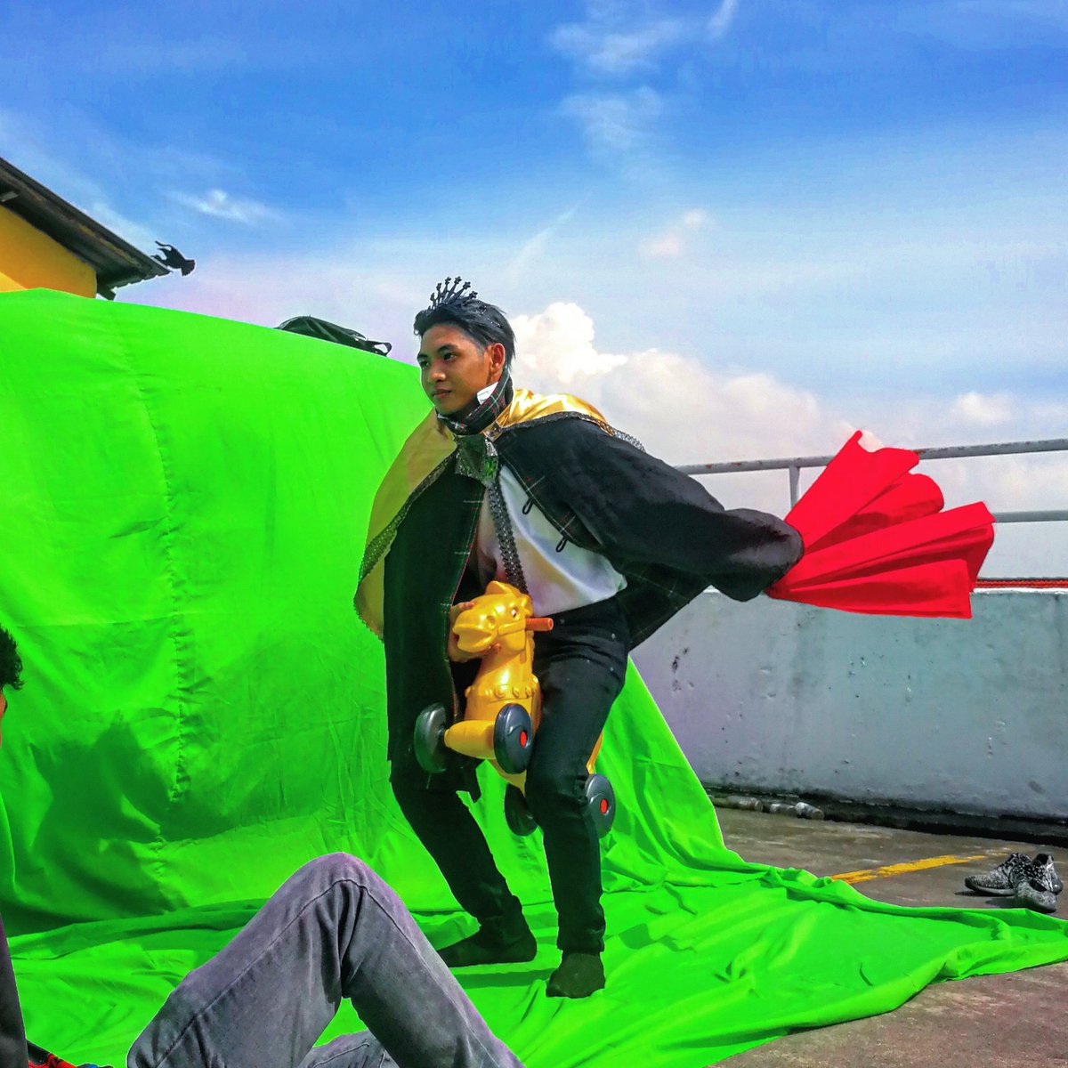 all_shared's tweet photo. Selamat petang guys!
So sat lagi putera kim nak terbang ke jepun. 
Korang ada nak kirim pape tak ? 
Ke nak putera kim ni terbang ke hati korang ciaa ciaa 😂 
Allahu muntah!
Sekarang diorang tengah shoot kat rooftop giant shah alam seksyen 7. 
Ok cepat pergi serbu 😅
#carput https://t.co/DF2k1WYGKo