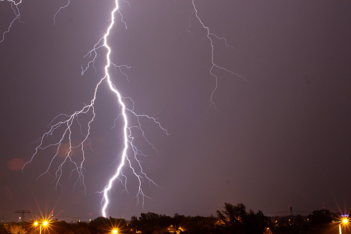Rene_Hofmann_LE's tweet photo. war ´ne Super Lichtshow letzte Nacht.. 🌩️⚡️⚡️
#Gewitter #Leipzig https://t.co/CW3mvMi082
