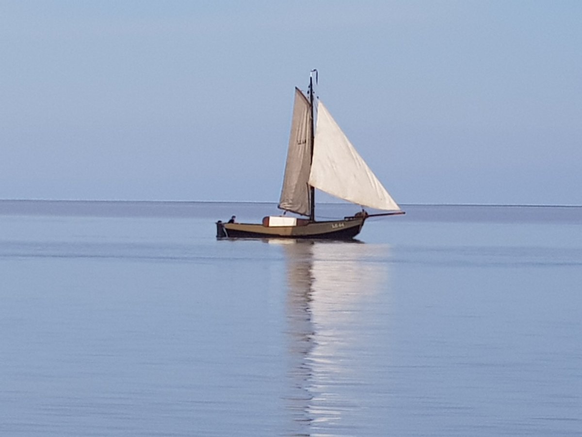 Willem_HA62's tweet photo. Hoe zachtkens glijdt ons bootje
#LE44, #Waddenzee, #Harlingen, #Kimstergat https://t.co/n83Mqg0JC9