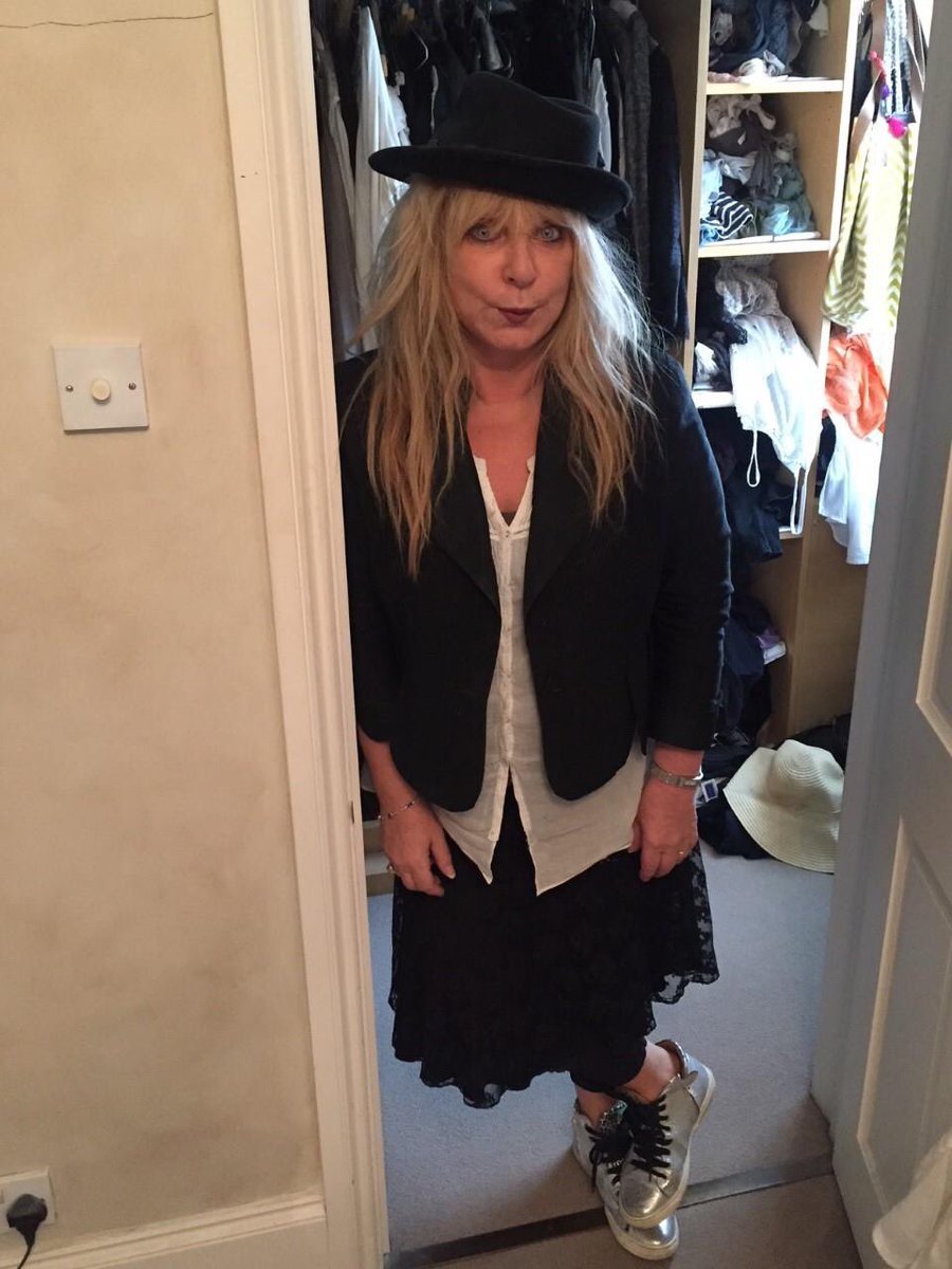 HelenLederer's tweet photo. Waiting to go into the ring... #newshow first preview tomorrow night @edfringe 5:05pm! #IMightAsWellSayIt #comedy #hatoptional #LEDinburgh @FollowTheCow Tix: https://t.co/jAe8VcdiLV https://t.co/rTVTI9Xrol