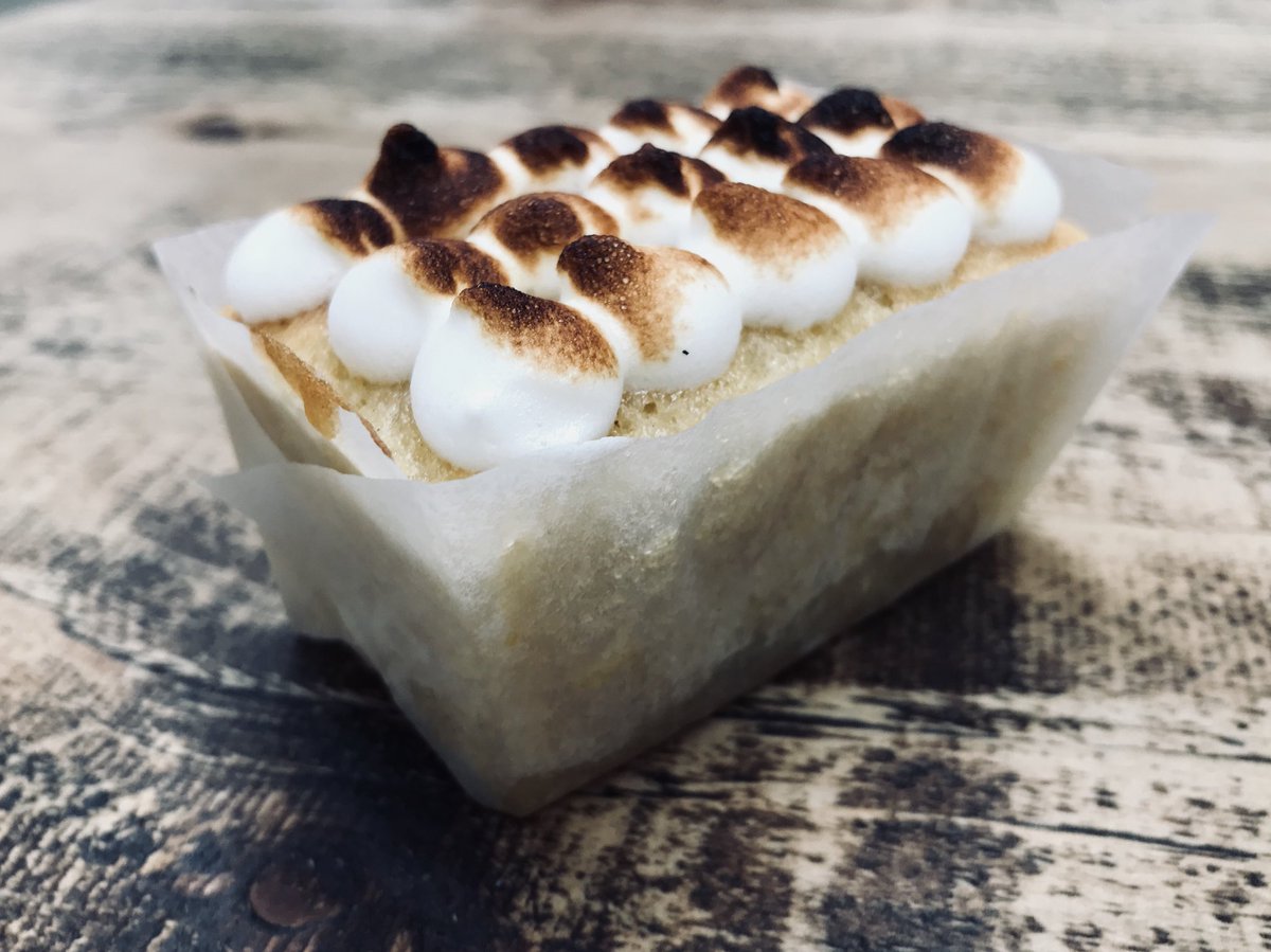 Shambles_Market's tweet image. Harriet from Little Loaves ready for a busy days trade! We’d recommend the lemon meringue pie... #YorkshireDay #marketsmatter @marketsmatter @VisitYork