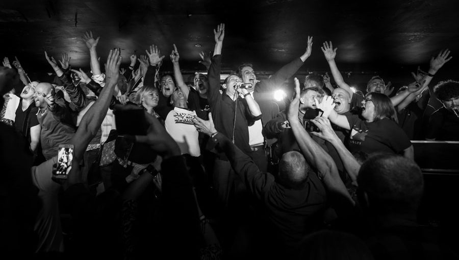 #interview - <a href="/tomhingleymusic/">Tom Hingley</a> is bringing #thekarpets to <a href="/Belgrave_Leeds/">𝖇𝖊𝖑𝖌𝖗𝖆𝖛𝖊 𝖒𝖚𝖘𝖎𝖈 𝖍𝖆𝖑𝖑</a> on Friday so, ahead of the show, we spoke to Tom about his time fronting <a href="/inspiralsband/">Inspiral Carpets</a> and his memories of the #manchester scene... ow.ly/S66M30ldjbO