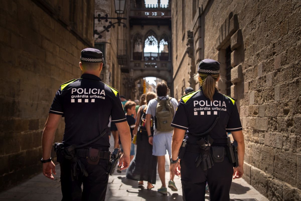 bcn_ajuntament's tweet photo. La #PoliciadeBarri de la @barcelona_GUB situa la ciutadania com a aliada en el diagn?stic i el plantejament de solucions als problemes de #seguretat i #conviv?ncia als barris.

#Apeudebarri #CiutatVella
https://t.co/waMzfJ5gtE https://t.co/GNujKvmsDv