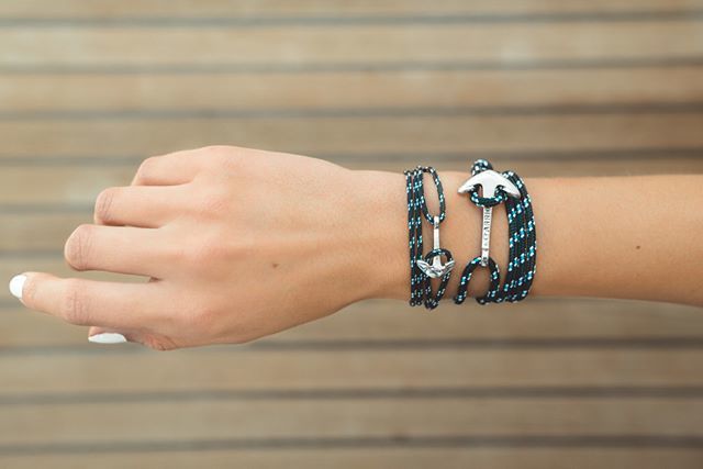 carrickbracelet's tweet photo. ¡Que se note que empieza agosto! ☀️ A bordo ya hemos recibido nuestro cargamento especial de sangría 🍹 Eso sí. La mantenemos fuera del alcance del Capitán, que tiene que conducir... #CarrickBracelets #Carrick #anchor #bracelet https://t.co/D1tsHlkcJe https://t.co/ycV5BJZsXW