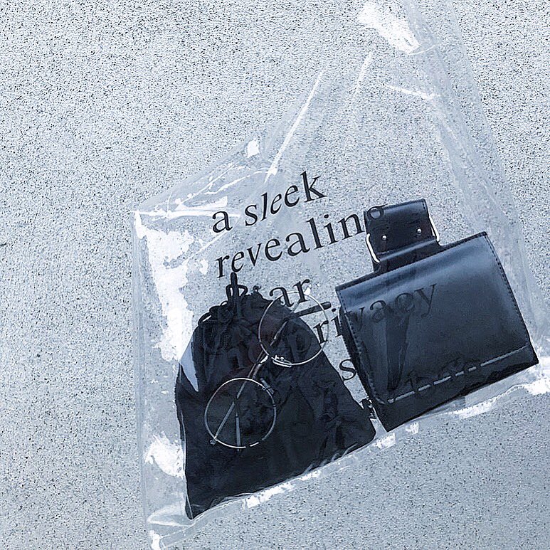xx___Reika___xx's tweet photo. 🇰🇷 #ILBOL 🇰🇷 × 🌿 pick up 🌿
店頭とオンラインサイトにてSALE中のイルボル〈clear bag〉はトレンドのオールクリアのトートバック🌿付属で2色から選べるポーチ付きですが、あえての透け感を楽しんでも🙆🏻‍♀️✨LIVEの推しアピールにもw
🔗 : https://t.co/zP1enS98Ic #BASEec #韓国ファッション https://t.co/OB6UtyzCHt