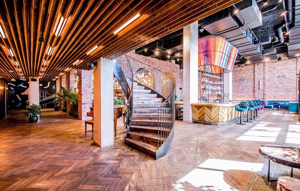 A great feature in <a href="/BazaarArabia/">HarpersBazaarArabia</a> of <a href="/WburgHotel/">The Williamsburg Hotel</a> - bar and rooftop pool looking on point! harpersbazaararabia.com/interiors/desi…