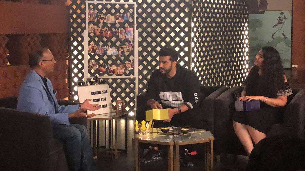 Team_Arjun's tweet photo. [NEW PICS] @arjunk26 and @anshulakapoor for @KomalNahta’s chat show #starrynight2  😍😍. 

first time together on Tv 😍😀 #zeeinternational https://t.co/vfHMfOh3Pa
