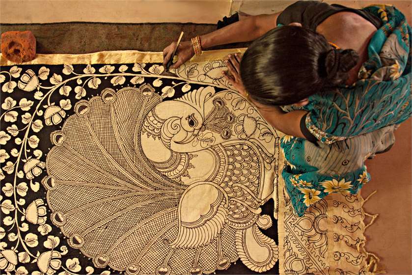 #kalamkari art is an ancient hand painting done on cotton, or silk fabric with a tamarind pen using natural dyes

#handicrafts #indianhandicrafts #kalamkariart #handpainting #indiantradition #evisaindia