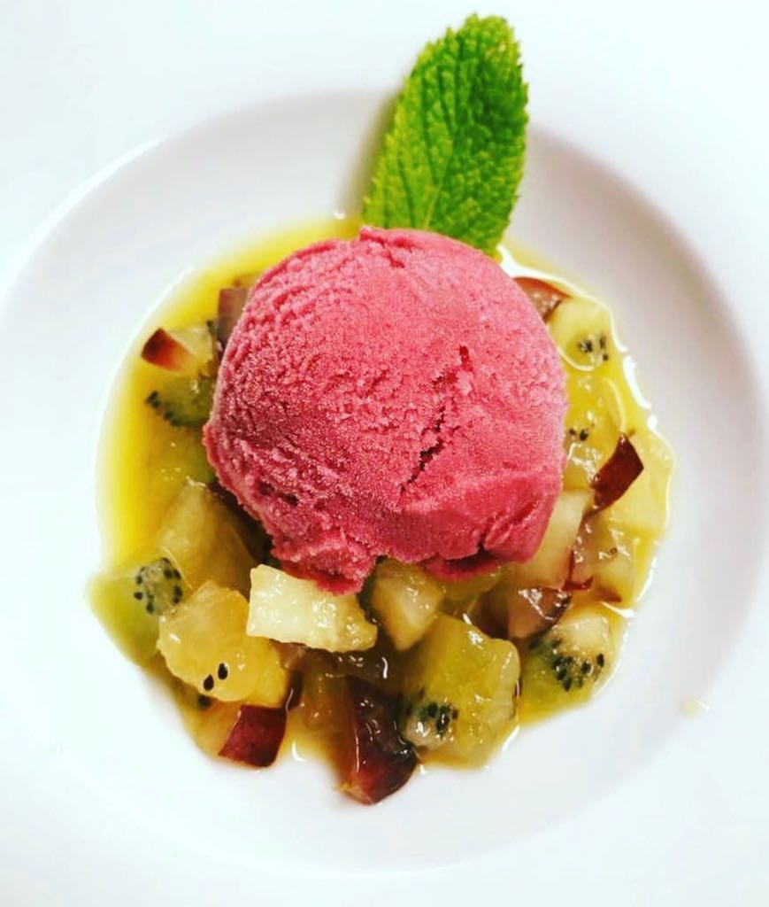 TurismoCanet's tweet photo. En plena #oladecalor nos apetece muchísimo un #postre tan fresquito como este de @RteJesusGor ¿A que se te hace la boca agua 🤤?. Estás a una llamada de reservar tu mesa 😉. #CanetEsGastronomía #VisitCanet #Canet365 https://t.co/l06MuIs8Qb