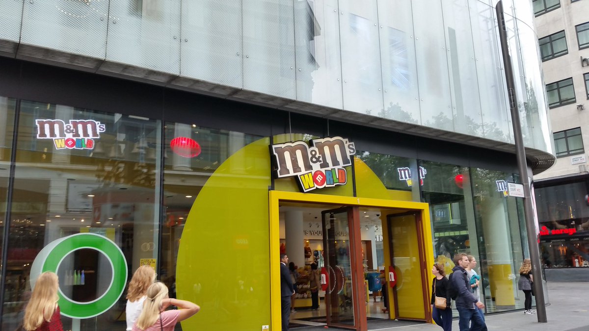 phlipps1's tweet photo. Ohh heiligste aller heiligen Pilgerstätten, auch wir haben hier eurer zu Ehren ein Lüftchen wehen lassen! @Gronkh @xPandorya #MundM #London #PilgernForLüftchen #esstinkttatsächlichbestialischdadrin #imLEGOStoreriechtesbesser #Gronkh https://t.co/98Po3hEdoa