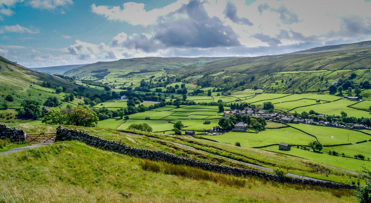 ElmwoodPod's tweet photo. Happy #YorkshireDay! There's no other place we'd rather be! What do you love most about #Yorkshire? For us, it's the beautiful countryside, the people, and of course @YorkshireTea! ☕ https://t.co/gtat4rjCzB