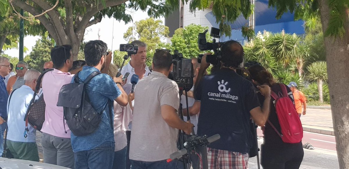 📺🎥🗞 "Juan González, Vicepresidente de <a href="/AUMATMalaga/">AUMATMalaga</a>, dando declaraciones referente a la #HuelgaTaxisMalaga"

#HuelgaTaxis #TaxiEnLucha