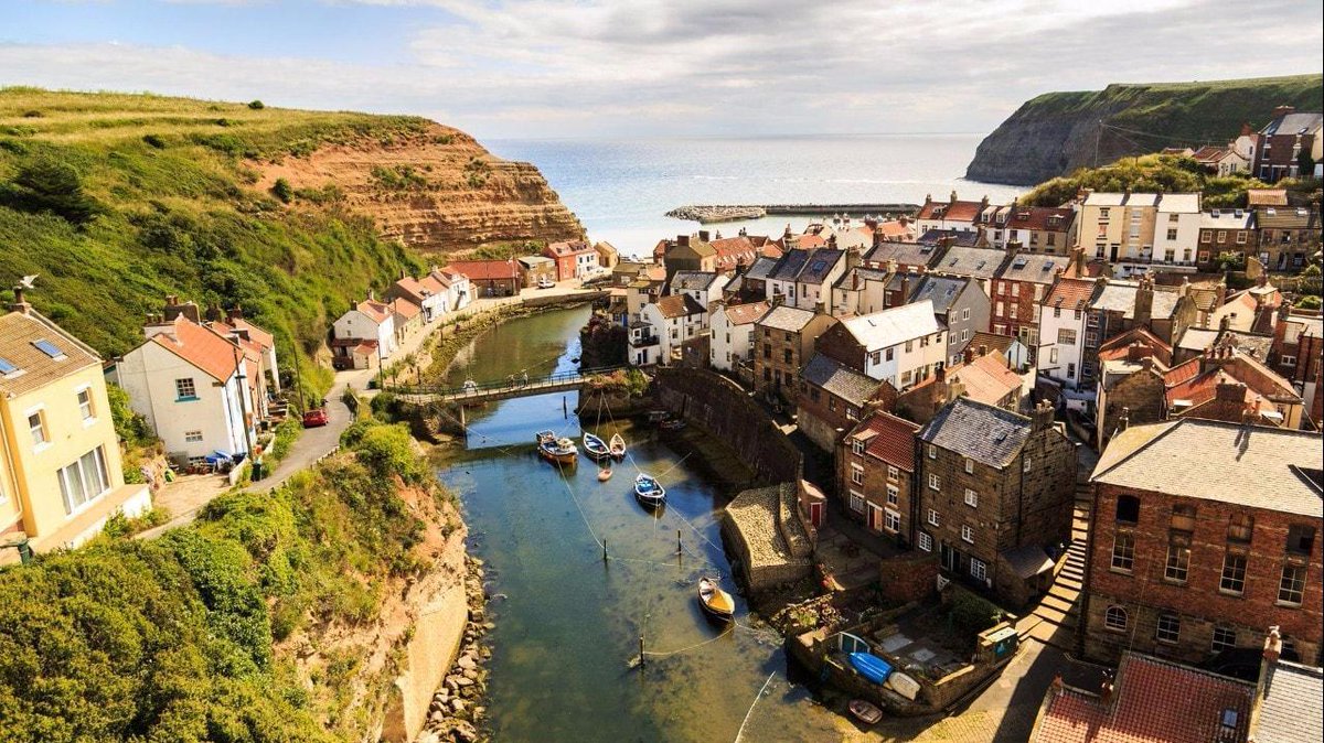 Telegraph's tweet photo. The 17 places in Yorkshire you must visit in your lifetime #YorkshireDay https://t.co/k7lmiJn1E6 https://t.co/KtjBwupB9Y