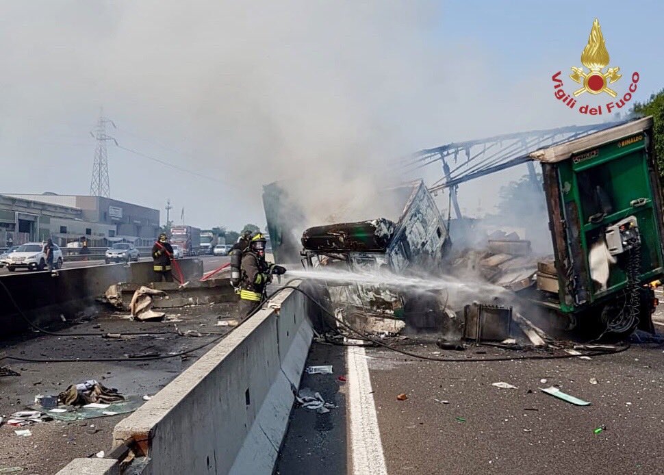 vigilidelfuoco's tweet photo. #Filago (BG) #1ago, intervento dei #vigilidelfuoco per l’#incendio di un autoarticolato lungo l’autostrada #A4 al km 162 #soccorsiquotidiani https://t.co/8bIzpKq97U