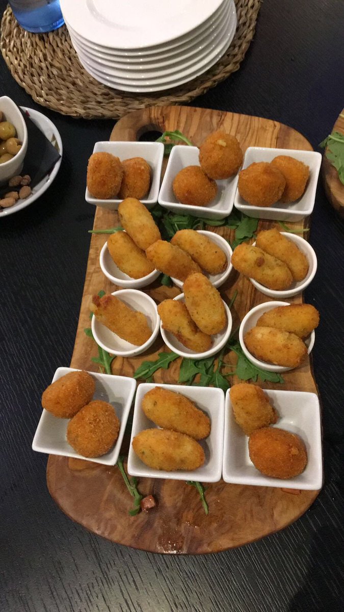PalmaFutsal's tweet photo. Cada presentación del Palma Futsal es una degustación gastronómica excelente. Así de bien nos cuidan los amigos de @SandroRestauran. Es un honor tener miembros en la familia con este nivel 🔝🔝🔝 https://t.co/E1EJSrzJwZ