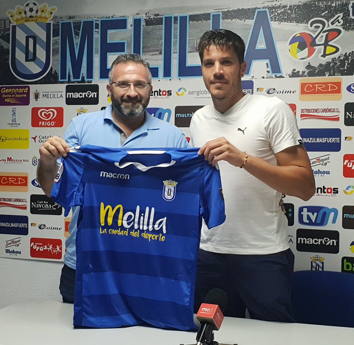 Ale_AcedoR's tweet photo. La @UDMelilla presenta a unos de los centrales de referencia de la categoria, Paco Aguza. El jugador azulino viene de un año duro y tiene ganas de volver a ilusionarse con el ambicioso proyecto de la entidad unionista. Viene a por el objetivo pero sin presión! https://t.co/3qMxjileYj