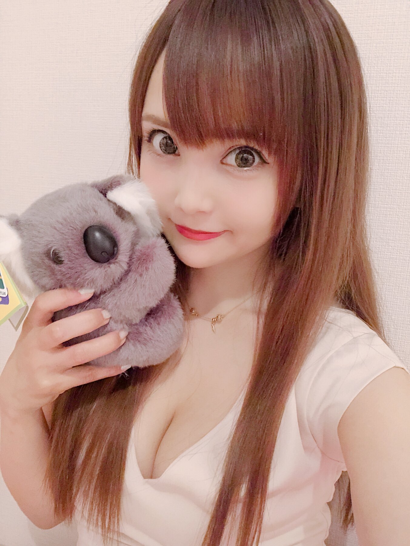 宇佐美あいり こんばんみ この前オーストラリアのお土産でコアラ のぬいぐるみもらったなり 可愛い 一緒に寝ようっと グラドル自画撮り部 Cute エロ お姉さん 谷間 巨乳 胸 Fカップ オーストラリア オーストラリア土産 お土産