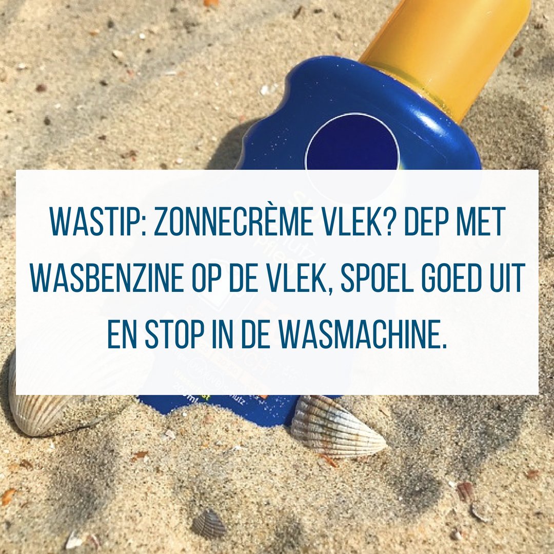 Vergeet niet te smeren bij deze zomerse temperaturen. Maar wat als je een vervelende vlek hebt gemaakt met de zonnecrème? 
WASTIP: Dep met wasbenzine (verkrijgbaar in de supermarkt) op de vlek, spoel heel goed uit en daarna mag het kledingstuk gewoon opnieuw in de was. #wasbar